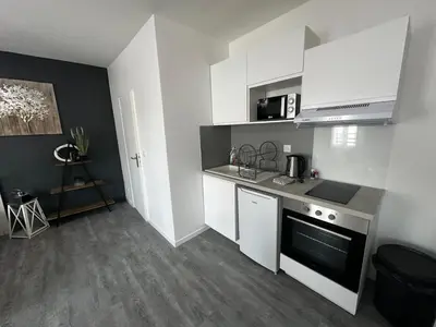 Cuisine ou kitchenette dans l'établissement Le Caly - 2mn gare SNCF, hyper centre, WIFI-NETFLIX