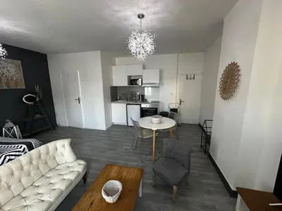 Cuisine ou kitchenette dans l'établissement Le Caly - 2mn gare SNCF, hyper centre, WIFI-NETFLIX