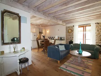 Coin salon dans l'établissement Very nice cottage with studio on a domain with heated pool