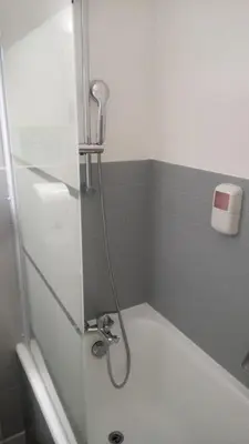 Salle de bains dans l'établissement Hôtel Montespan