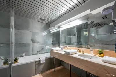 Salle de bains dans l'établissement Hôtel Le Yachtman, The Originals Collection