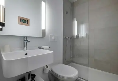 Salle de bains dans l'établissement B&B HOTEL Niort Sud Venise Verte