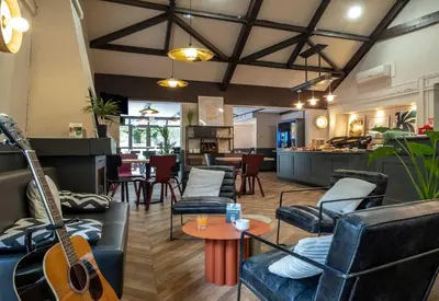 Coin salon dans l'établissement B&B HOTEL Niort Sud Venise Verte
