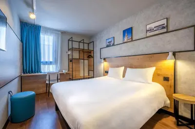 Un ou plusieurs lits dans un hébergement de l'établissement IBIS La Rochelle Vieux Port Centre