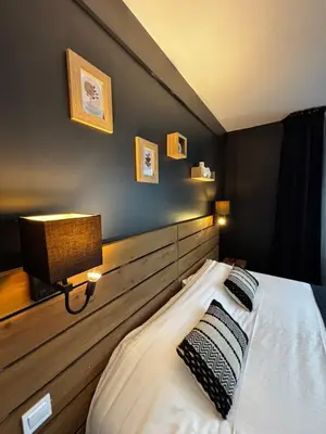 Un ou plusieurs lits dans un hébergement de l'établissement Hôtel Le Valois, Cognac Centre