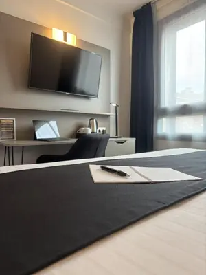 Télévision ou salle de divertissement dans l'établissement Hôtel Le Valois, Cognac Centre