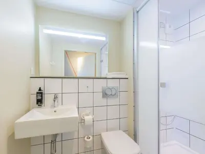 Salle de bains dans l'établissement Ibis Budget La Rochelle Puilboreau