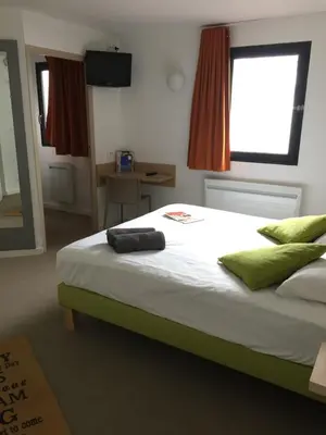 Un ou plusieurs lits dans un hébergement de l'établissement Kyriad Direct La Rochelle Aytré