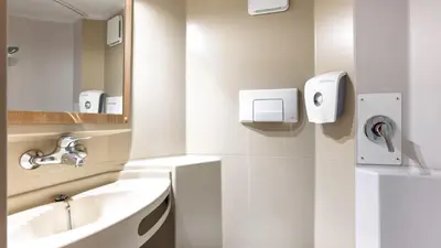 Salle de bains dans l'établissement Premiere Classe Niort Est La Creche