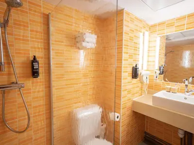 Salle de bains dans l'établissement Ibis Styles Cognac