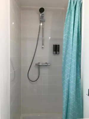 Salle de bains dans l'établissement Le Bahia centre la Brèche wifi linge de pressing