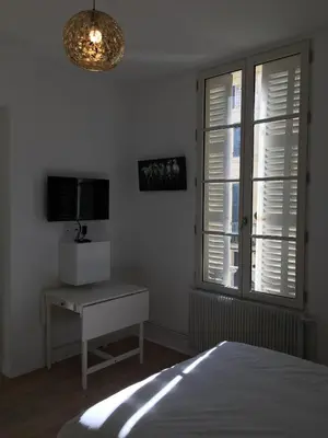 Télévision ou salle de divertissement dans l'établissement Le Bahia centre la Brèche wifi linge de pressing