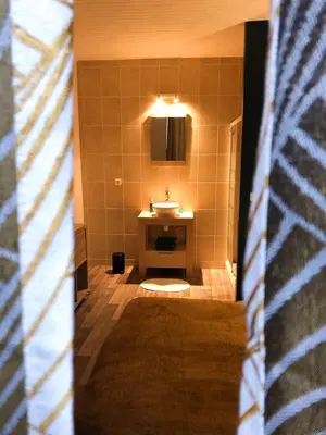 Télévision ou salle de divertissement dans l'établissement chambre double avec salle de bain privative