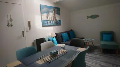 Coin salon dans l'établissement Appartement Arc en Ciel