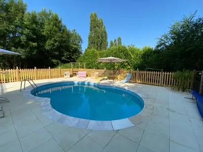 Piscine de l'établissement Le Gîte au Coin des Abeilles ou située à proximité