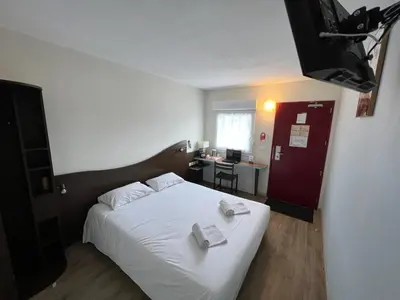 Un ou plusieurs lits dans un hébergement de l'établissement Contact Hôtel Fontenay le Comte