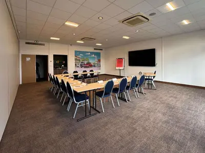 Espace de conférence ou salle de réunion dans l'établissement ibis Styles Angoulême Nord - hôtel restaurant