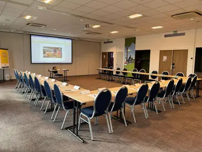Espace de conférence ou salle de réunion dans l'établissement ibis Styles Angoulême Nord - hôtel restaurant