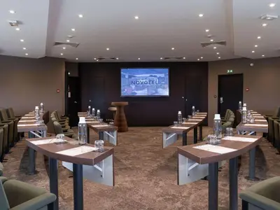 Espace de conférence ou salle de réunion dans l'établissement Novotel Poitiers Site du Futuroscope
