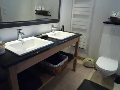 Salle de bains dans l'établissement Le Logis de Miserè
