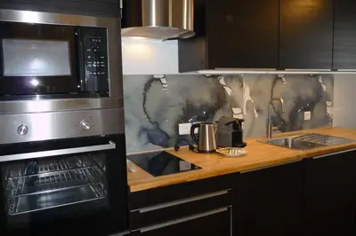 Cuisine ou kitchenette dans l'établissement Studio moderne rénové