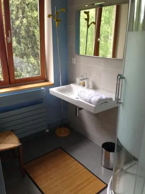 Salle de bains dans l'établissement Vraie chambre d'hôtes jusqu'à 4 pers, stationnement gratuit, prise batterie