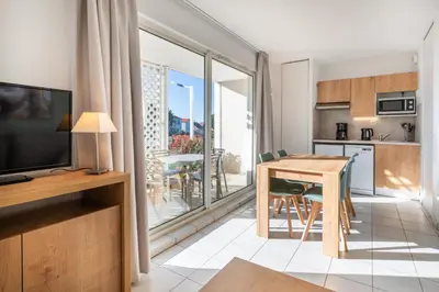 Cuisine ou kitchenette dans l'établissement Résidence Odalys Les Terrasses de Fort Boyard