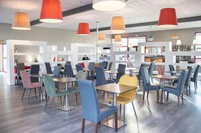 Restaurant ou autre lieu de restauration dans l'établissement Brit Hotel Bressuire