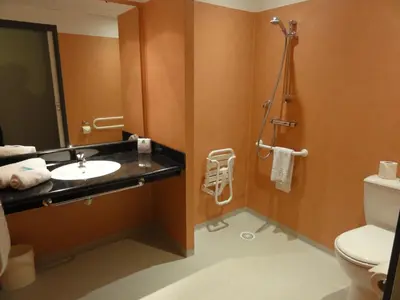 Salle de bains dans l'établissement Brit Hotel Bressuire