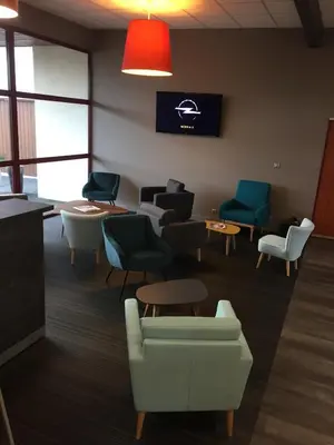 Télévision ou salle de divertissement dans l'établissement Brit Hotel Bressuire