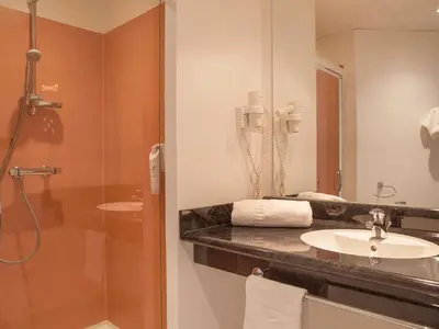 Salle de bains dans l'établissement Brit Hotel Bressuire