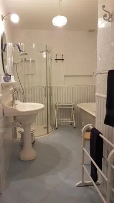 Salle de bains dans l'établissement Gite du Château de Pernan