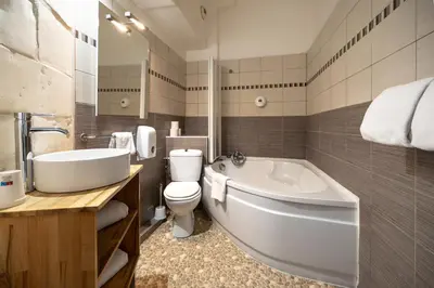 Salle de bains dans l'établissement Hotel de La Paix