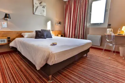Un ou plusieurs lits dans un hébergement de l'établissement Contact Hôtel Solana, Niort MendesFrance
