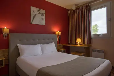 Un ou plusieurs lits dans un hébergement de l'établissement Contact Hôtel Solana, Niort MendesFrance