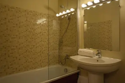 Salle de bains dans l'établissement Contact Hôtel Solana, Niort MendesFrance