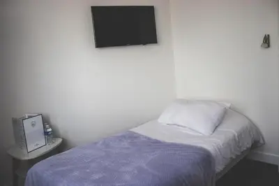 Un ou plusieurs lits dans un hébergement de l'établissement Hôtel Restaurant L'Atelier des Cousins