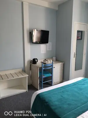 Télévision ou salle de divertissement dans l'établissement Hôtel Le Memphis