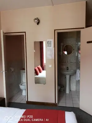 Salle de bains dans l'établissement Hôtel Le Memphis
