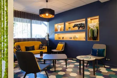 Coin salon dans l'établissement Kyriad Niort-Espace MendesFrance