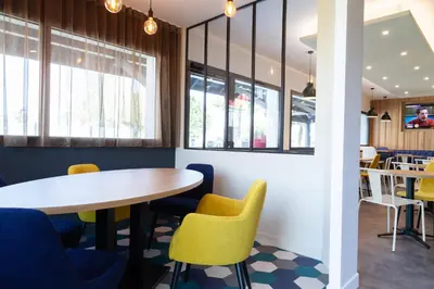 Télévision ou salle de divertissement dans l'établissement Kyriad Niort-Espace MendesFrance
