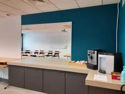 Cuisine ou kitchenette dans l'établissement Kyriad Niort-Espace MendesFrance