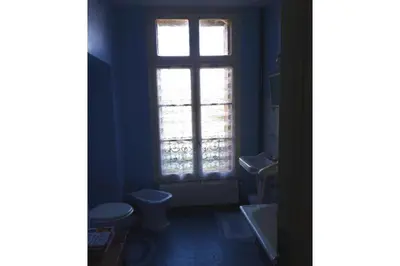 Salle de bains dans l'établissement La Cure du Maine Charles