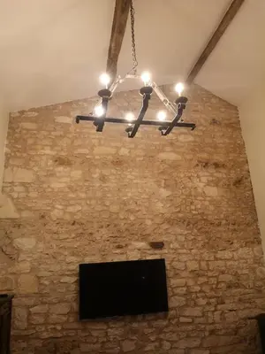 Télévision ou salle de divertissement dans l'établissement La Maison Verger