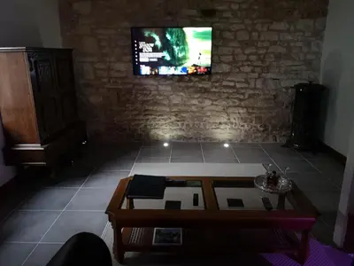 Télévision ou salle de divertissement dans l'établissement La Maison Verger
