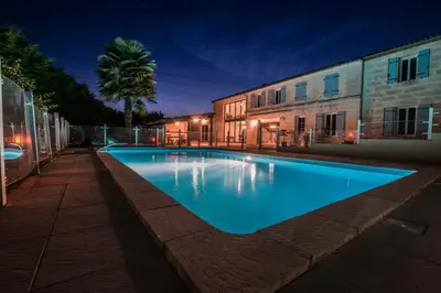 Piscine de l'établissement Les Cuves - Saintes ou située à proximité
