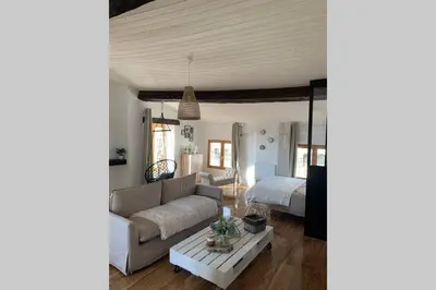 Un ou plusieurs lits dans un hébergement de l'établissement Le Pilori - Centre Historique, en face du musée du Pilori, à 2mn à pied de l'hyper centre et proche toutes commodités, WIFI-Netflix