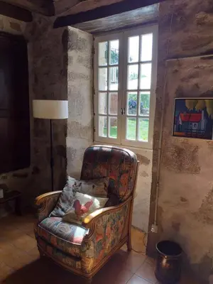 Coin salon dans l'établissement Gîte Moulin de Ludièras