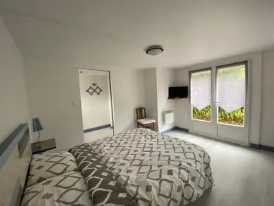 Un ou plusieurs lits dans un hébergement de l'établissement CENTRE CHATELAILLON GRAND T2** AVEC COUR 100mPLAGE