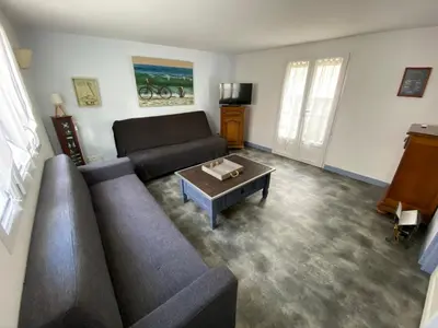 Coin salon dans l'établissement CENTRE CHATELAILLON GRAND T2** AVEC COUR 100mPLAGE